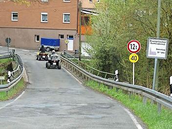 Das Objekt des Unmutes: die schmale Brücke über den Dörflesbach aus Richtung Weismain.  Foto: Karl Klippel