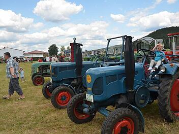 Viele solcher Schnauferl aus vergangenen Zeiten werden wieder Freunde bei Groß und Klein finden. Die Bulldog-Freunde Knellendorf laden für den Sonntag ein. Foto: K.-H. Hofmann