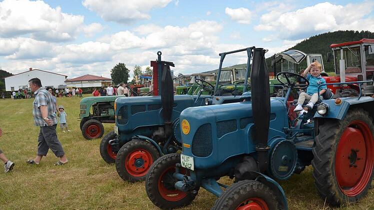 Viele solcher Schnauferl aus vergangenen Zeiten werden wieder Freunde bei Groß und Klein finden. Die Bulldog-Freunde Knellendorf laden für den Sonntag ein. Foto: K.-H. Hofmann