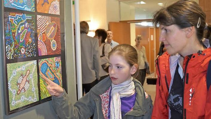 Josephine zeigt ihrer Mutter ihre Arbeit zum Thema "Dotpainting - Kunst der Aborigines". Foto: Spörlein