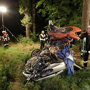 Porsche schleudert in Waldstueck und zerreisst in zwei Teile - Fahrer tot