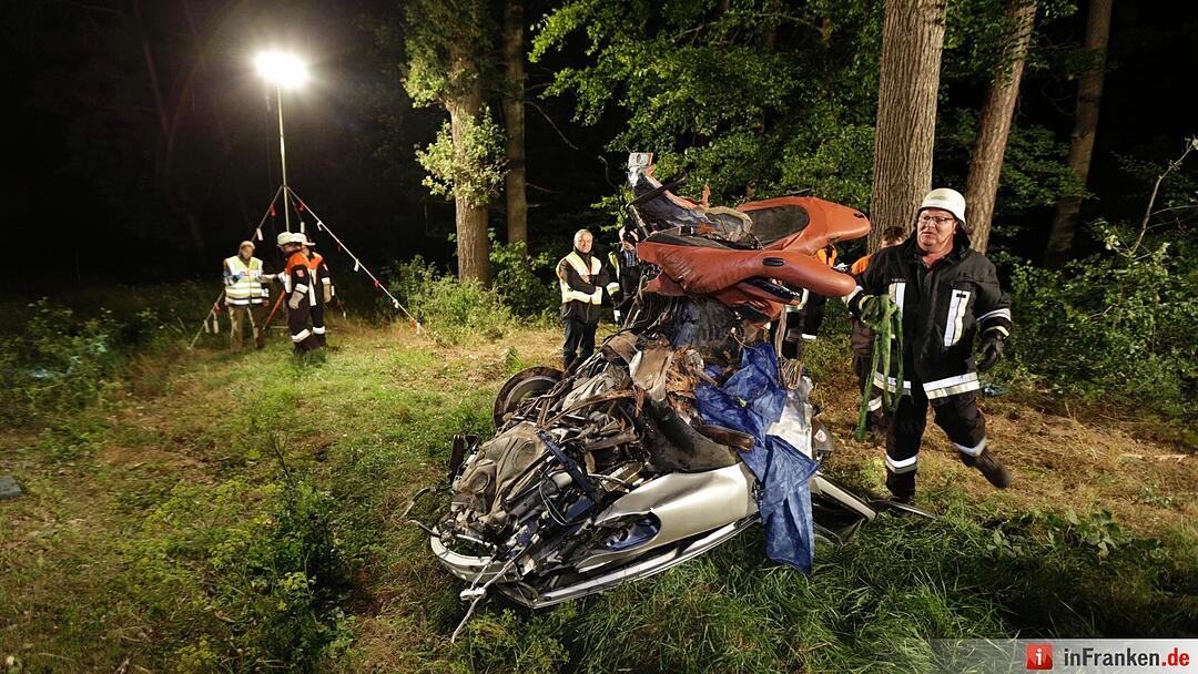 Porsche schleudert in Waldstueck und zerreisst in zwei Teile - Fahrer tot