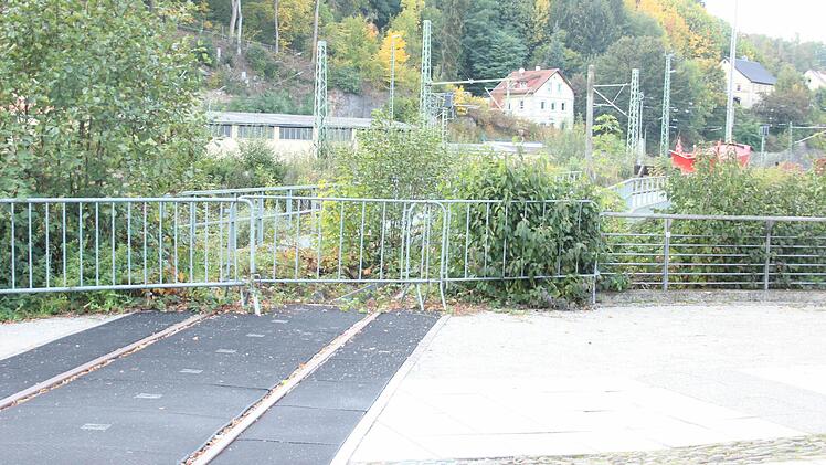 Der Zugang zur Bahnbrücke ist aus Richtung LGS-Gelände versperrt. Die Gleise enden wenige Meter hinter dem Fotografen.  Foto: Friedwald Schedel