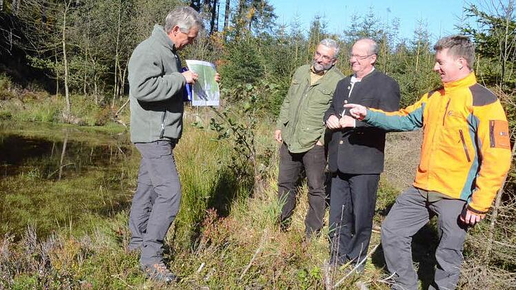 Auch entlang der Ölschnitz entstanden Feuchtbiotope. Von links, Stefan Hanna-Bökkerink, Peter Hagemann, Michael Schneider und Christian Goldammer Foto: K.- H. Hofmann
