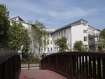 An der Klinik Fränkische Schweiz haben die Zollfahnder einen Fall von Schein-Selbstständigkeit aufgedeckt.  Foto: Josef Hofbauer