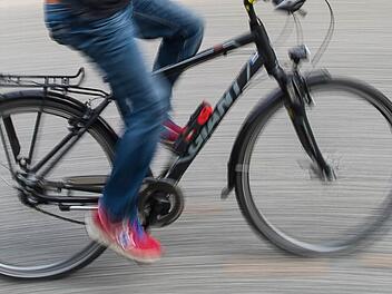 Radler f&auml;hrt Frau um