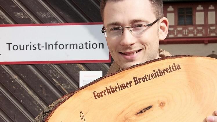 Nico Cieslar präsentiert als neues Forchheim-Souvenir ein Brotzeitbrettla in Brandmal-Technik.  Foto: Andreas Oswald