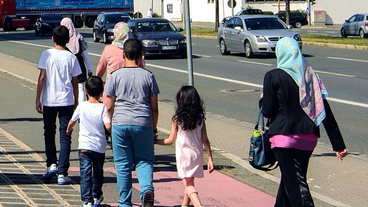 Auf dem Weg in die neue Gesellschaft bringen viele Flüchtlinge falsche Erwartungen mit und enttäuschen ihrerseits die Erwartungen, die beispielsweise auf dem Arbeitsmarkt herrschen.  Foto: Nicolas Armer, dpa