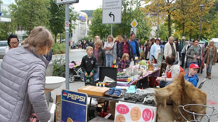 An den Flohmarktständen herrschte dichtes Gedränge. Für fast jeden Geschmack gab es Schnäppchen.