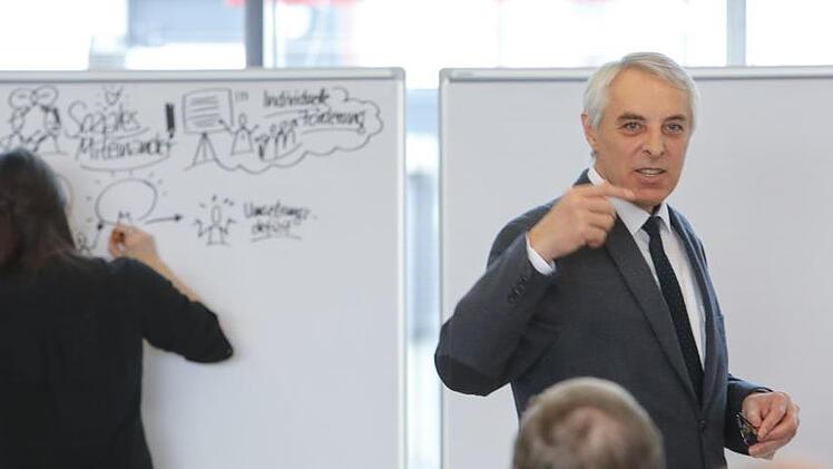 Manfred Riederle vom Bayerischen Städtetag während seines Impulsvortrags bei der Denkwerkstatt am Samstag Foto: Barbara Herbst