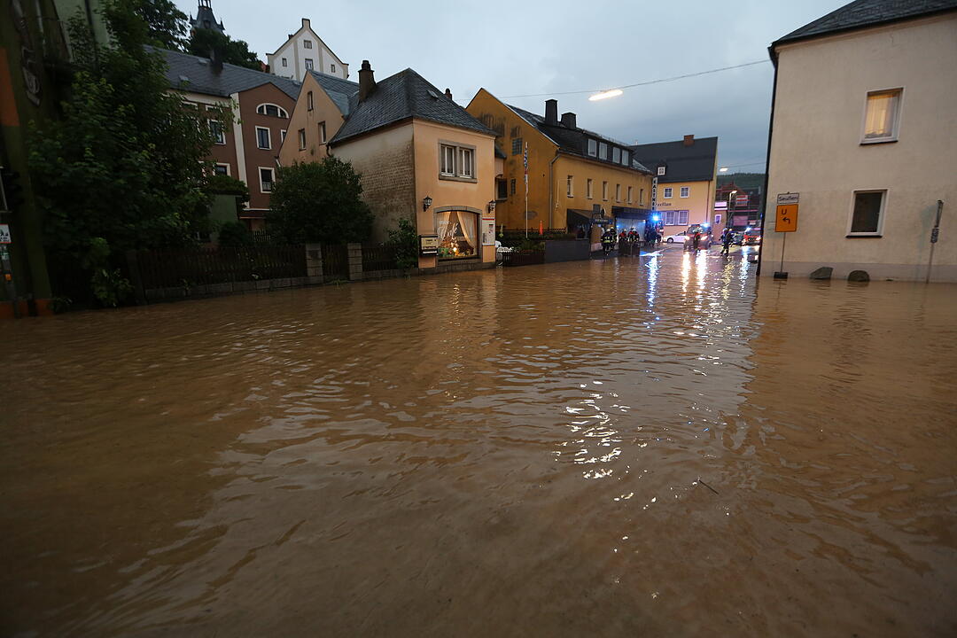 Innenstadt von Arzberg nach Starkregen unter Wasser
