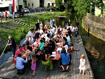 Eine Attraktion auf dem "Hallstadter Stück" - es wurde einst auf dem Obermain eingesetzt - sind während der Friesener Flößertage die Floßfahrten. Heuer entfällt diese beliebte Veranstaltung. Foto: Gerd Fleischmann
