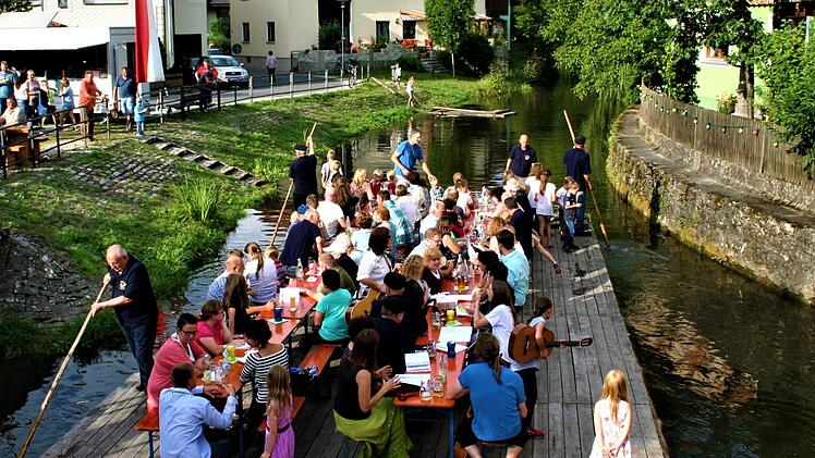 Eine Attraktion auf dem "Hallstadter Stück" - es wurde einst auf dem Obermain eingesetzt - sind während der Friesener Flößertage die Floßfahrten. Heuer entfällt diese beliebte Veranstaltung. Foto: Gerd Fleischmann