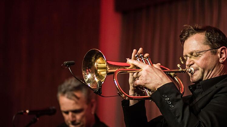 Das Jazul Duo mit Ingolf Burkhardt (Trompete und Flügelhorn) und Roland Cabezas (Gitarre und Gesang)  beeindruckte sein Publikum in Coburg.Foto: Jochen Berger