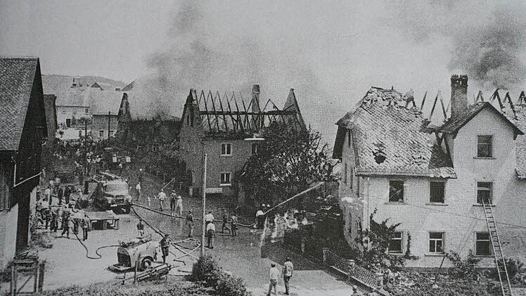 Das Feuer sprang von einem der dicht nebeneinander stehenden Anwesen im Dorfkern von Siegritz zum nächsten.