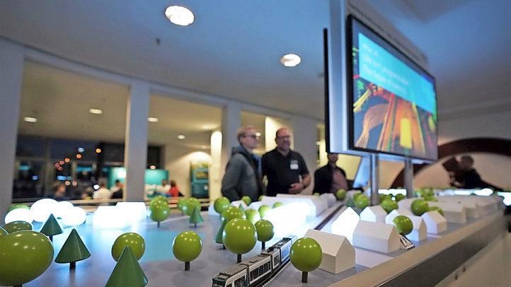 Der Innotruck des Bundesministeriums für Bildung und Forschung präsentierte Zukunftsthemen (oben). Die Alte Universitätsbibliothek hatte sonst für die Öffentlichkeit verschlossene Türen geöffnet (Mitte). Infostände in der Siemens-Hauptverwaltung ließen einen Blick in die Zukunft des Standorts werfen. Fotos: Pascale Ferry (2), Frank Türpitz (1)