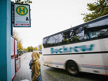 Ausgehen im Landkreis Kronach ist für Jugendliche ohne Auto schwierig. Vor allem nachts sind sie oft auf die Eltern angewiesen, weil es kaum ein ÖPNV-Angebot gibt.  Foto: Archiv/Hendrik Steffens