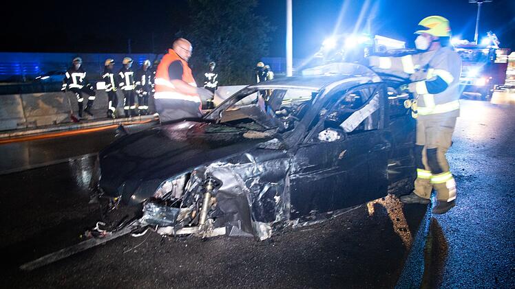 Das Fahrzeug brannte komplett aus.