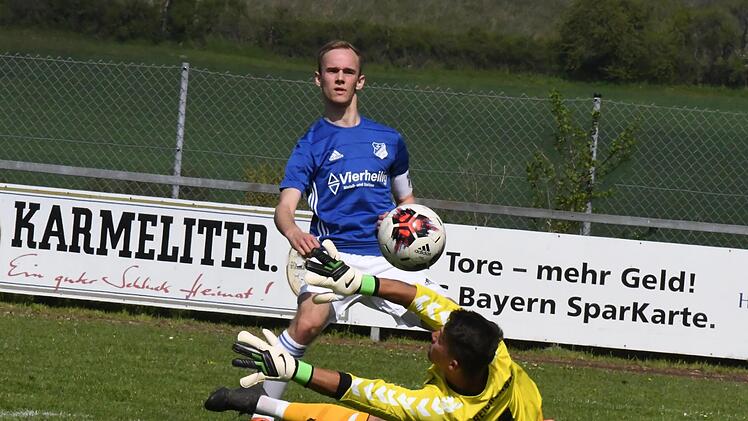 Tor! Auf unserem Bild markiert Westheims Yanik Pragmann gegen Reichenbachs Keeper Eric Reß das 2:2. Foto: Hopf