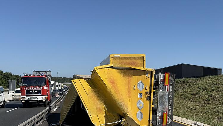 Fatale Kettenreaktion auf der Autobahn: DHL-Anhänger kippt um - Verteilte Ladung sorgt für Verkehrschaos