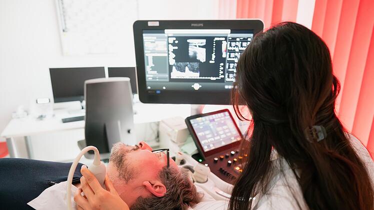 Ablagerungen in Arterienwänden? Dr. Eckart von Hirschhausen wird von Neurologin Dr. Taraneh Ebrahimi mit Ultraschall auf Plaque untersucht. Sie gelten als eine mögliche Ursache für vaskuläre Demenz, die zweithäufigste Erscheinungsform der Demenz.