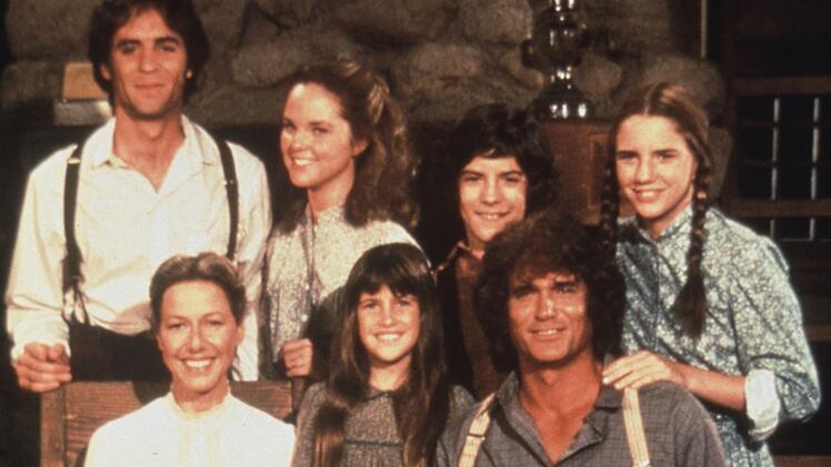 Er heiratet als erster in die Familie Ingalls ein: Adam Kendall (Linwood Boomer, links) und die &auml;lteste Tochter Mary Ingalls (Melissa Sue Anderson, dritte von links) lernen sich in der Blindenschule kennen und schlie&szlig;en in Staffel f&uuml;nf den Bund f&uuml;rs Leben.