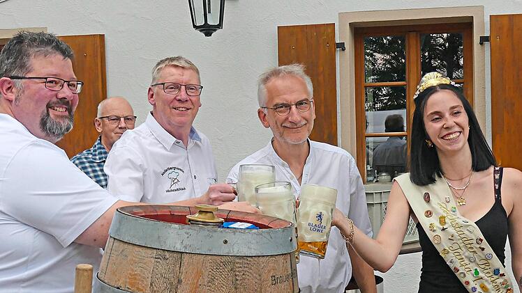 Matthias Reh&auml;u&szlig;er (2. Vorsitzender), Carsten Constien, (1. Vorsitzender des Kellerbergvereins H&ouml;chstadt) und B&uuml;rgermeister Alexander Schulz mit der Bierk&ouml;nigin Tanja Merkel.Manfred Welker