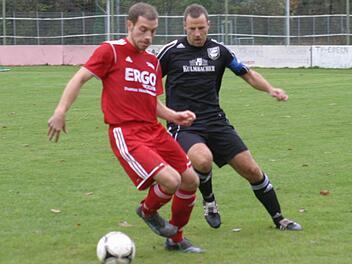 Der Eberner Libero Beck (rechtsm dunkles Trikot) attakiert Gästeangreifer Feyler.