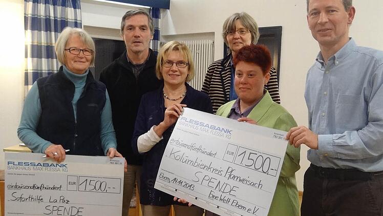 Mit 6000 Euro unterstützt "Eine Welt Ebern e.V." Menschen in vier verschiedenen Projekten vor Ort und in fernen Ländern (v.l.n.r.): Christiane Herrmann, Pfarrer Bernd Grosser (Projekt "Asylbewerber in Ebern"), Walburga Albert (Projekt "Kolumbienkreis Pfarrweisach"), Manuela Hümmer, Iris Merget und Peter Ruppert. Weiter 1.500 Euro fließen jeweils an ein Projekt auf die Philipinen und an die Soforthilfe La Paz e.V. nach Bolivien. Foto: Johanna Eckert