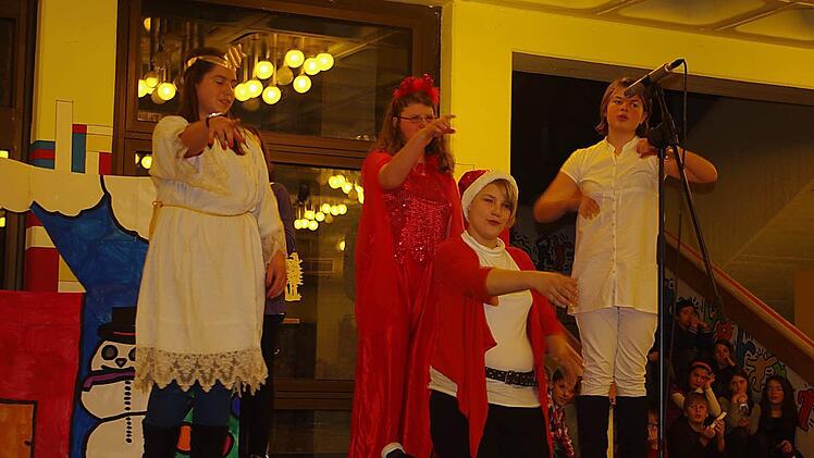 Celine Rokohl (rechts) hatte ein kleines Weihnachtstheater geschrieben. Dabei wirkte sie auch als Engel Amora mit. Fotos: Heike Schülein
