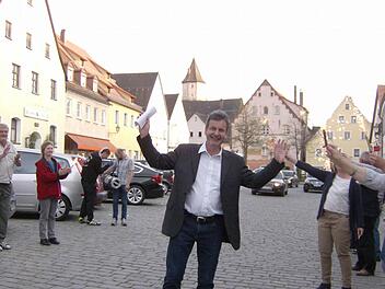 Am Marktplatz wird Hans-Jürgen Nekolla von seinen Anhängern gefeiert. Fotos: Petra Malbrich