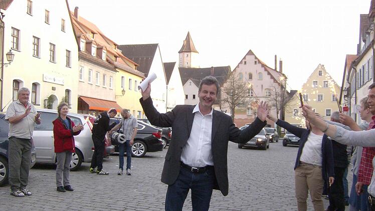 Am Marktplatz wird Hans-Jürgen Nekolla von seinen Anhängern gefeiert. Fotos: Petra Malbrich