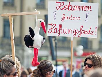 Die Versicherungsprämien sind in den letzten 15 Jahren von 357 Mark auf 5090 Euro pro Jahr gestiegen. Bei einem Stundenlohn von 8,50 Euro können das die Hebammen nicht mehr leisten. Sie protestieren und fordern staatliche Unterstützung. Foto: dpa