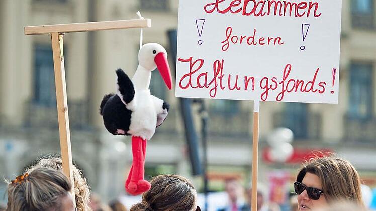 Die Versicherungsprämien sind in den letzten 15 Jahren von 357 Mark auf 5090 Euro pro Jahr gestiegen. Bei einem Stundenlohn von 8,50 Euro können das die Hebammen nicht mehr leisten. Sie protestieren und fordern staatliche Unterstützung. Foto: dpa