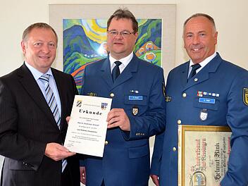 Einsatzleiter Helmut Rink vom THW (rechts) hat dieses Amt an Andreas Kiesel (Mitte) abgegeben. Links Landrat Thomas Bold.  Foto: Peter Rauch