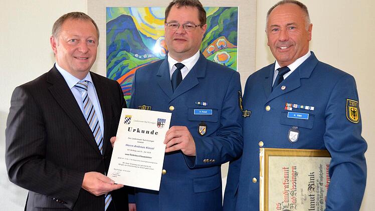 Einsatzleiter Helmut Rink vom THW (rechts) hat dieses Amt an Andreas Kiesel (Mitte) abgegeben. Links Landrat Thomas Bold.  Foto: Peter Rauch