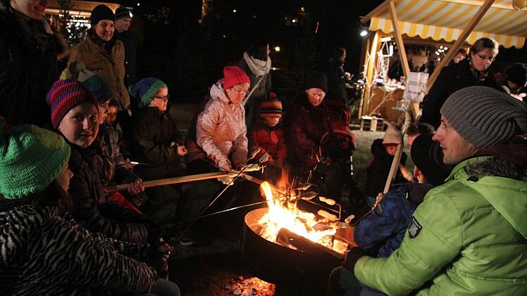 Attraktion für Kinder: Stockbrot backen am Lagerfeuer. Foto: Sonja Adam
