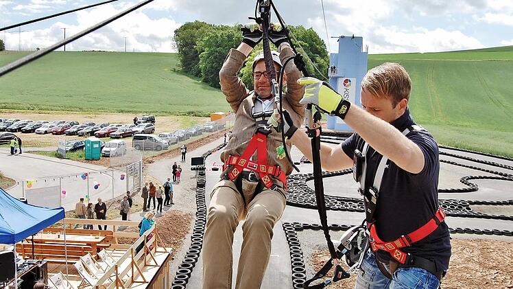 Stadtrat Thomas Schlembach (CSU) wagte sich als Erster an die Seilbahn: "Die finde ich super." Foto: Sigismund von Dobschütz