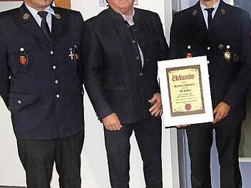 Kevin Dietrich (rechts) war einer der Feuerwehrmänner, die mit einer Ehrenurkunde gewürdigt wurden, mit im Bild der Vorsitzende Thomas Dietrich und Bürgermeister Helmut Fischer.  Foto: Horst Habermann