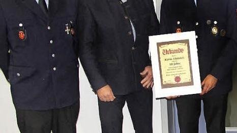 Kevin Dietrich (rechts) war einer der Feuerwehrmänner, die mit einer Ehrenurkunde gewürdigt wurden, mit im Bild der Vorsitzende Thomas Dietrich und Bürgermeister Helmut Fischer.  Foto: Horst Habermann