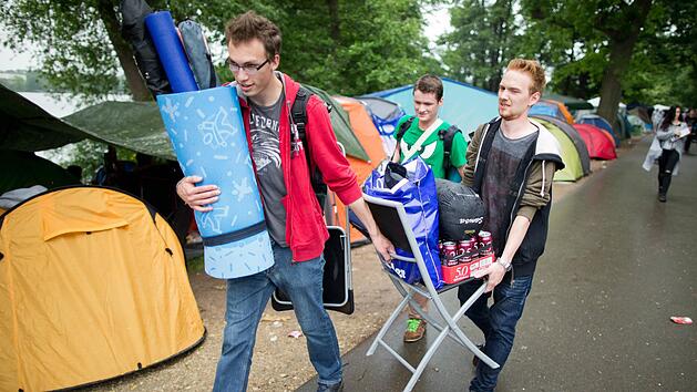 Zu den Campingpl&auml;tzen werden oft viele Sachen geschleppt. Foto: Daniel Karmann/ dpa