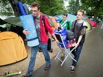 Zu den Campingplätzen werden oft viele Sachen geschleppt. Foto: Daniel Karmann/ dpa