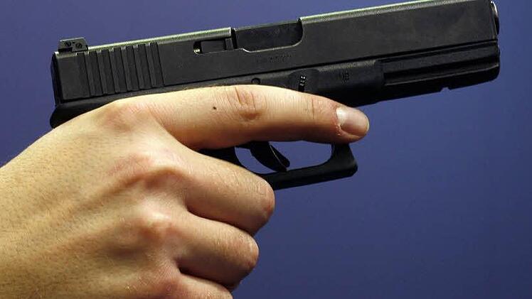 Ein Mann &uuml;berf&auml;llt in W&uuml;rzburg einen Supermarkt - doch die Kassiererin beweist ein scharfes Auge. Symbolfoto: Daniel Karmann