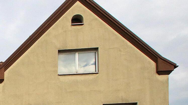 Im hinteren Teil dieses Hauses in der Poppenlauerer Straße in Maßbach befindet sich die frühere Synagoge. Der Komplex wird am 18. Oktober zwangsversteigert. Foto: Dieter Britz