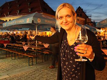 "Seht her, die Lichtenfelser mögen das Weinfest", scheint diese Gestevon Stefanie Kellner sagen zu wollen. Die junge Frau vom unterfränkischen Weingut fühlt sich in Lichtenfels wohl.Markus Häggberg