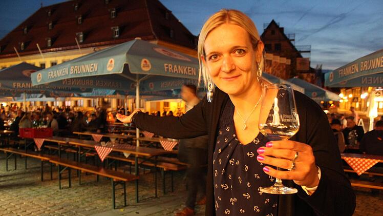 "Seht her, die Lichtenfelser mögen das Weinfest", scheint diese Gestevon Stefanie Kellner sagen zu wollen. Die junge Frau vom unterfränkischen Weingut fühlt sich in Lichtenfels wohl.Markus Häggberg