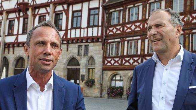 Bei einem Stadtrundgang durch Forchheim liefen sich Thorsten Glauber (links) und Alexander Hold für die Abendveranstaltung über "bezahlbaren Wohnraum für alle" warm. Foto: Barbara Herbst