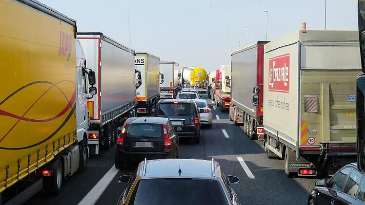 Auf der A3 bei Randersacker ist ein Lkw-Fahrer in ein Stauende gefahren und hat insgesamt vier weitere Fahrzeuge aufeinandergeschoben. Zwei Menschen wurden schwer verletzt. Symbolbild: Gellinger/pixabay.com