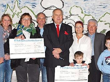 Jeweils 610 Euro hat die Lichtenfelser Scharfschützengesellschaft an die Kindertagesstätten "Körbla" Lichtenfels und Seubelsdorf gespendet. Fotos: Alfred Thieret