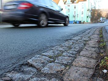 Im Staatsbad rollen die Autos über eine holprige und wenig repräsentative Straße. Foto: Julia Raab